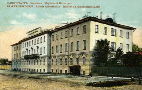 Здание школы на старинной открытке